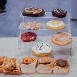 � Francesco a mostrarci alcuni dei manicaretti esposti sul bancone. �Proponiamo dolci come cinnamon rolls e brownies - spiega - e due tipi di biscotti: quelli di Crumbl...